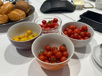 Frisch geerntete Tomaten für das Bürofrühstück